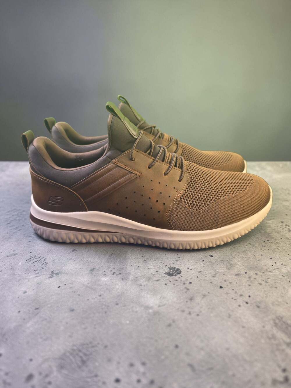 Skechers - Picture 2 of 13
